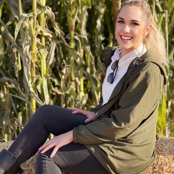 Meet your Posher, Calista - Picture 1 of 1